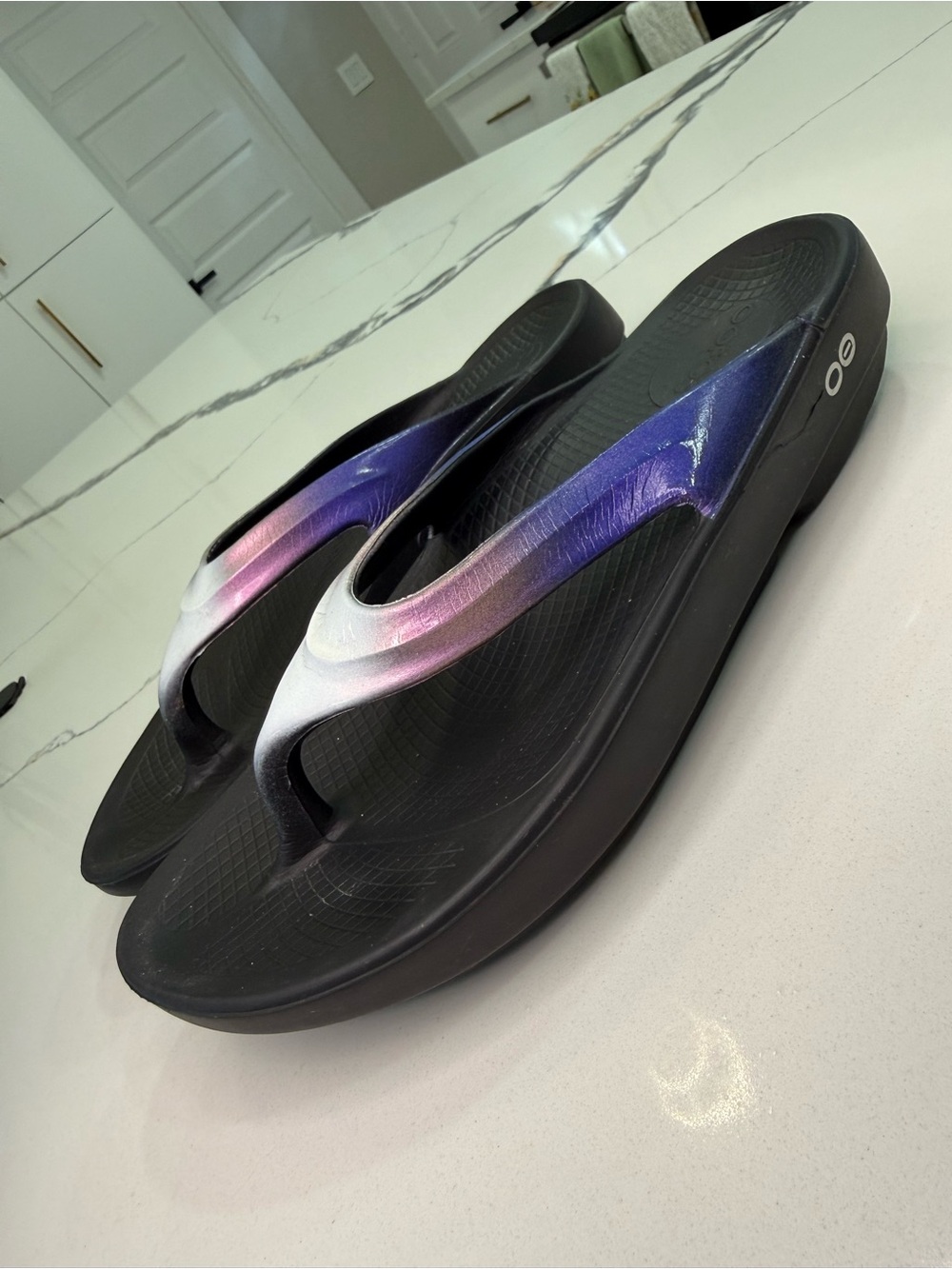 OOFOS OOlala Luxe Women's Size 10 Recovery Sandals Metallic Purple Ombre Thong